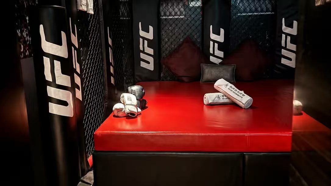 東方皇堡水療 UFC 拳擊主題房。